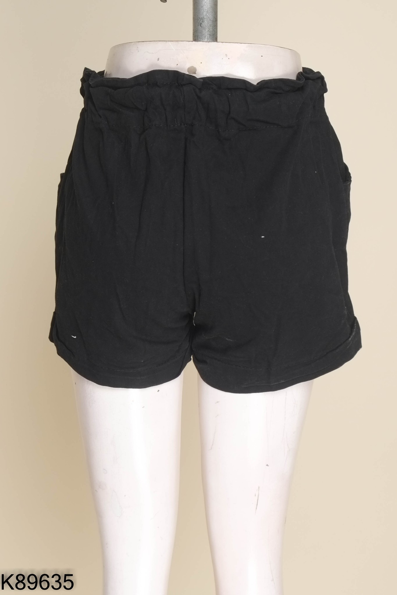 Quần shorts đen phối khuy bạc
