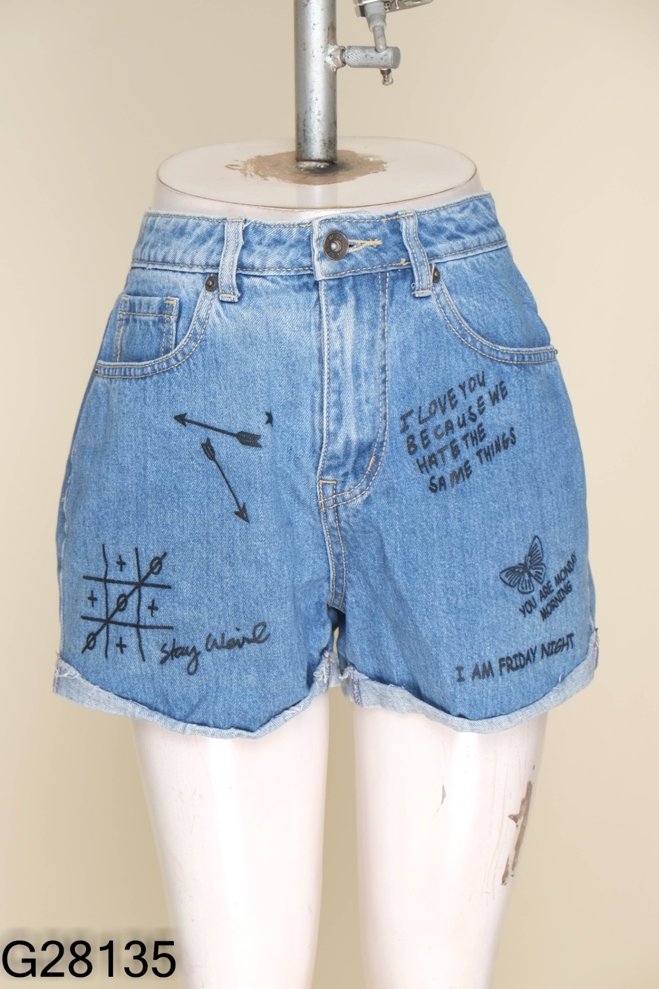 Quần shorts xanh in chữ đen