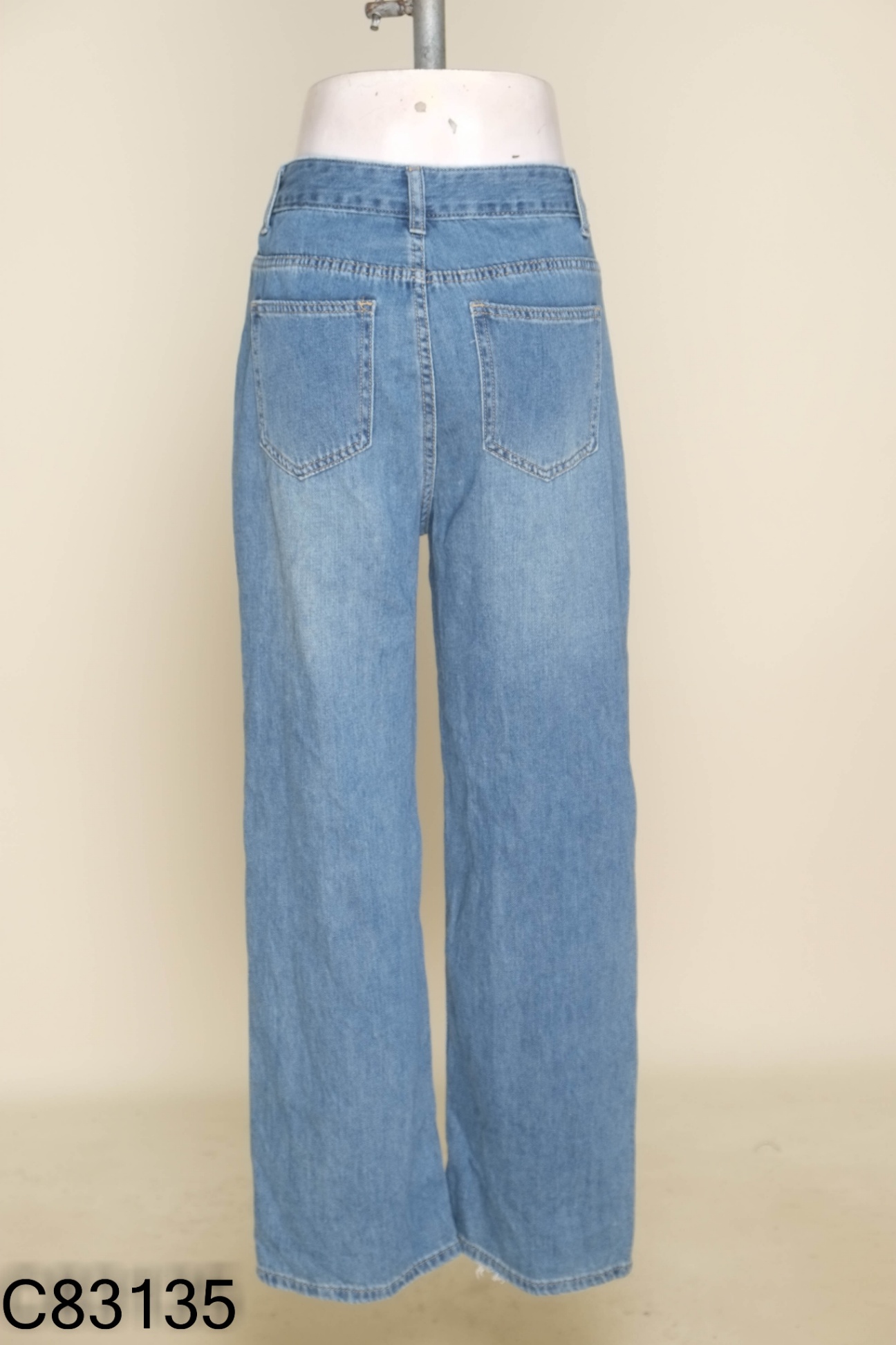 Quần jeans xanh rách