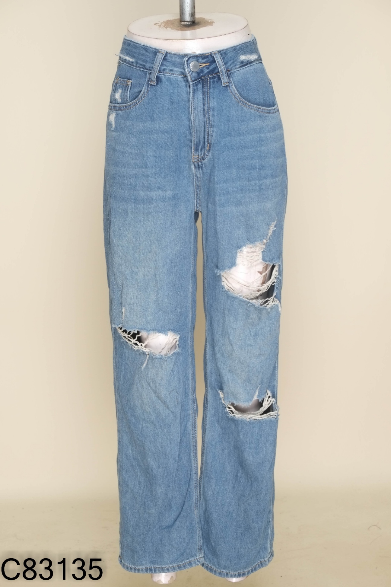 Quần jeans xanh rách