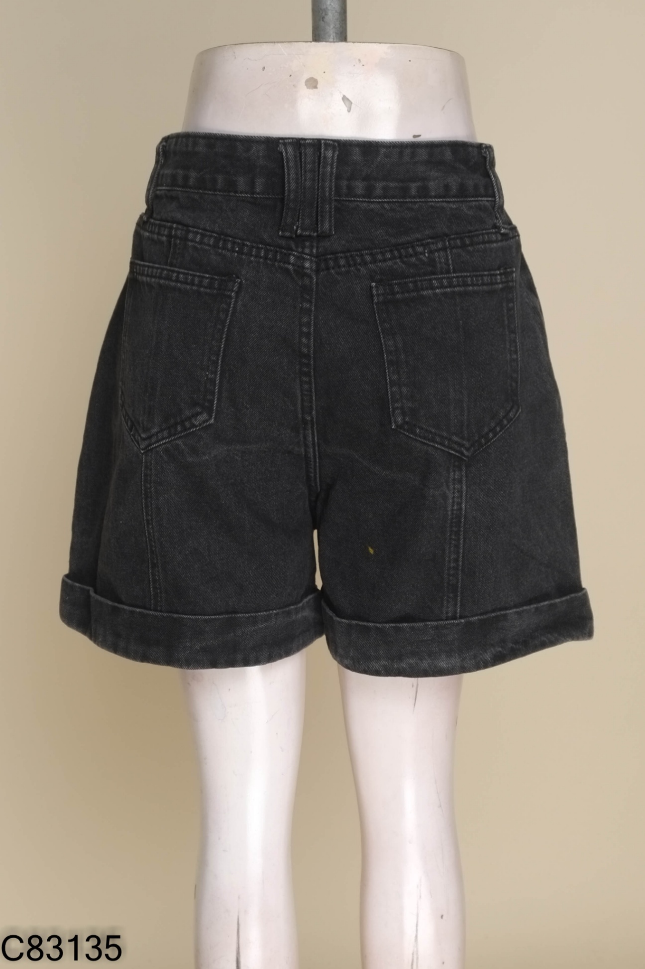 Quần shorts jeans xám cúc vàng