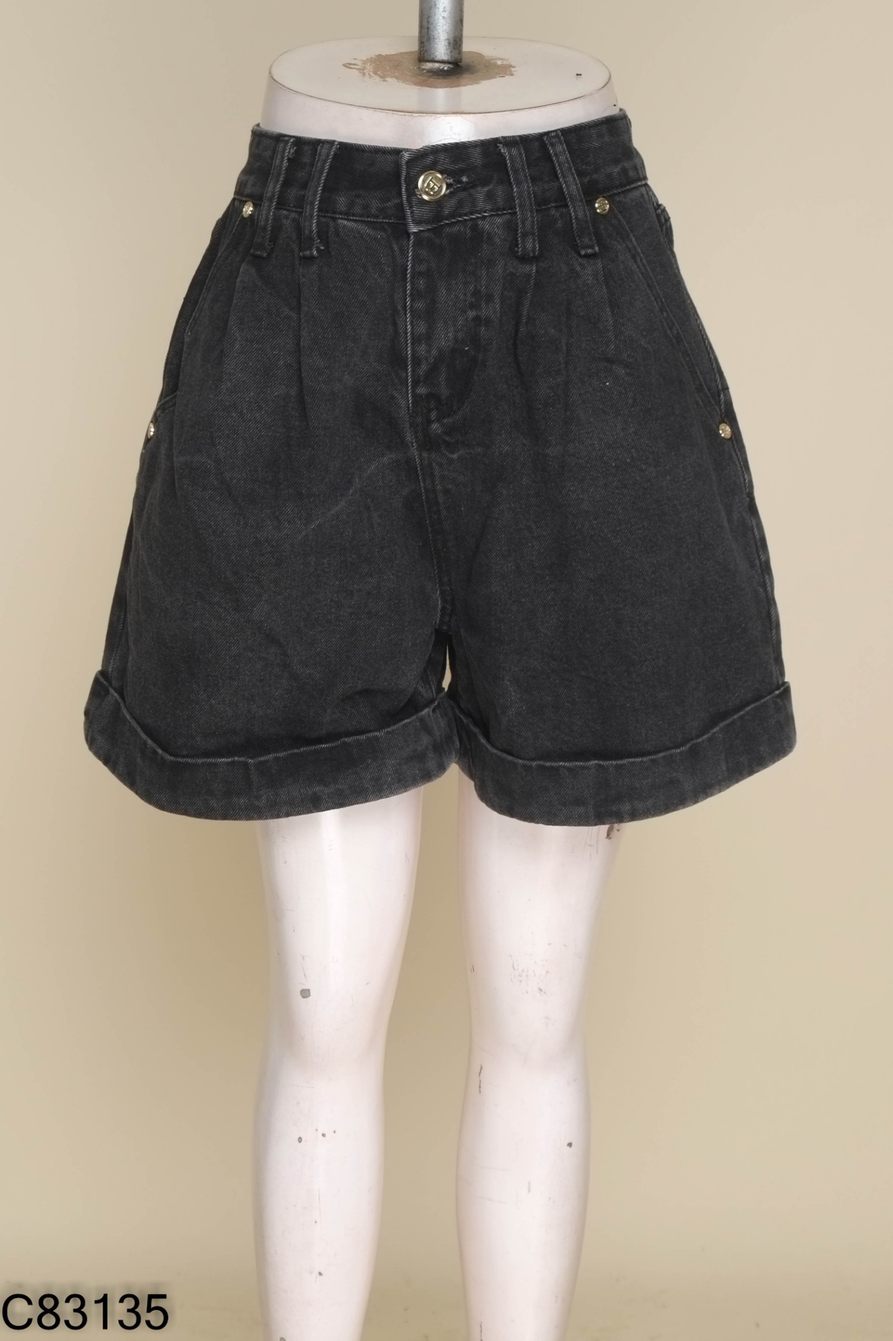 Quần shorts jeans xám cúc vàng