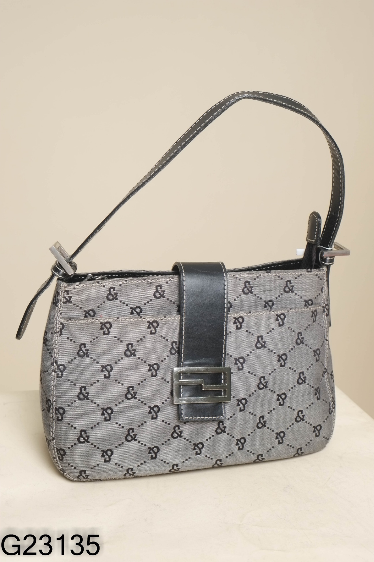 Túi xách xám hoạ tiết đen