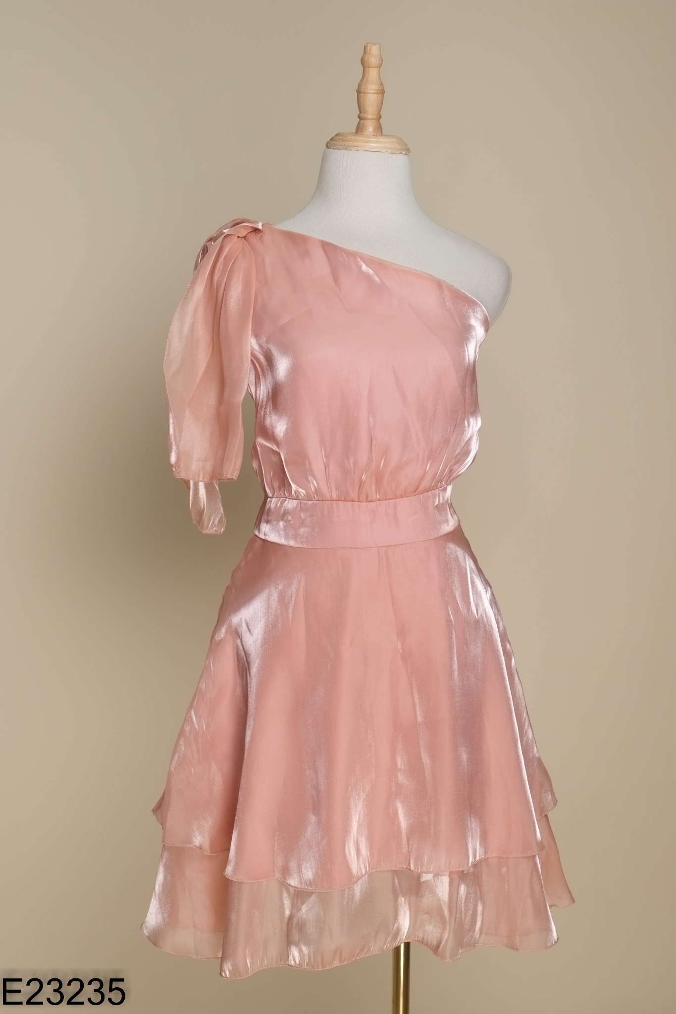 Váy organza hồng lệch vai