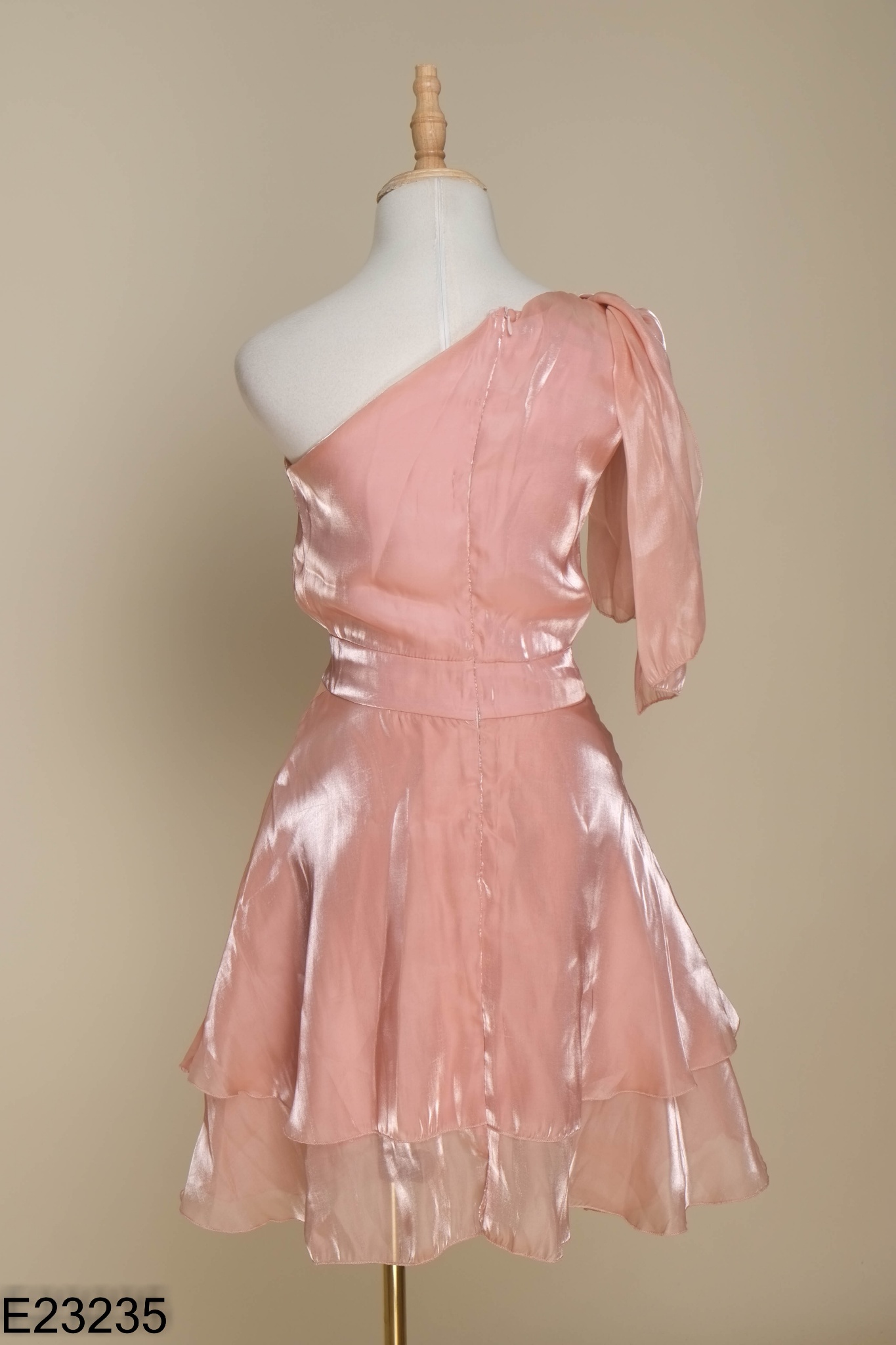 Váy organza hồng lệch vai