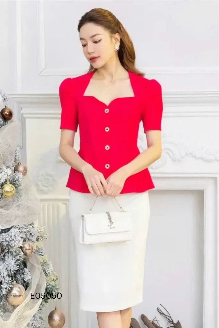 Áo kiểu đỏ khuy vàng