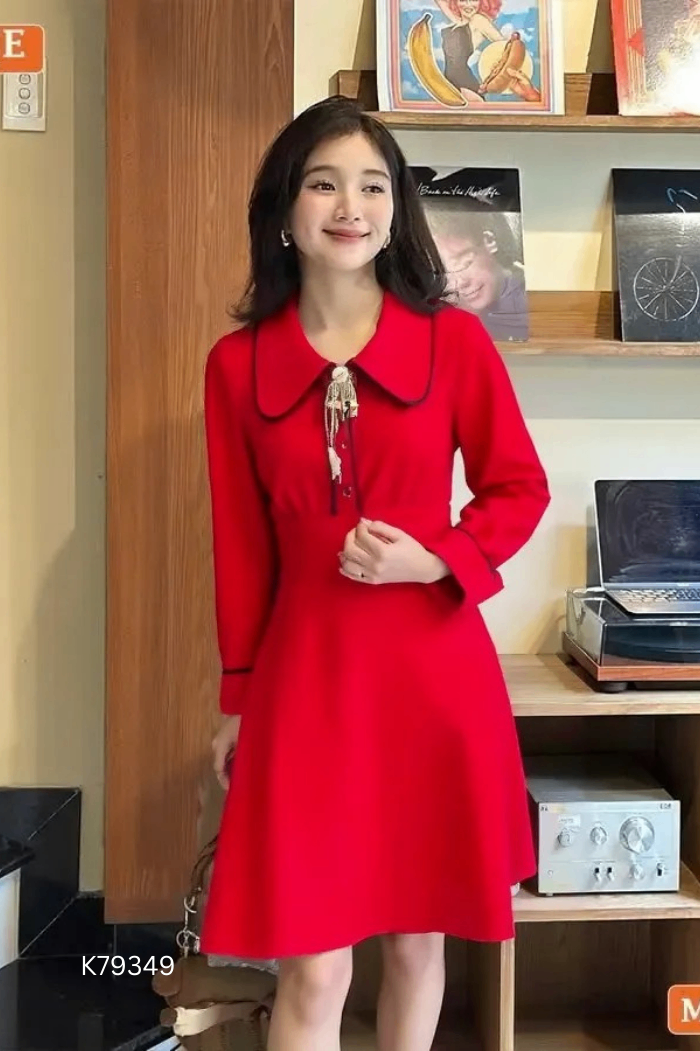 Váy đỏ viền đen phối nơ