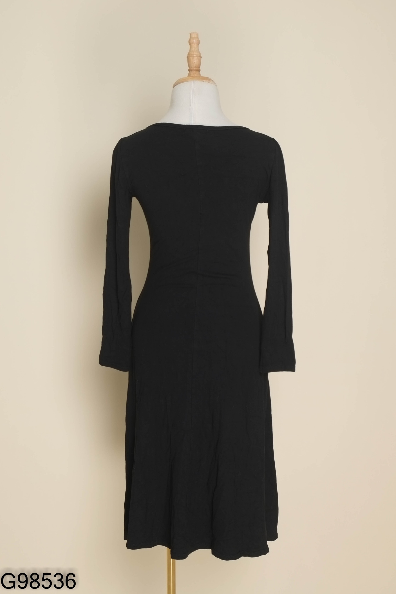 Váy đen trơn cổ V