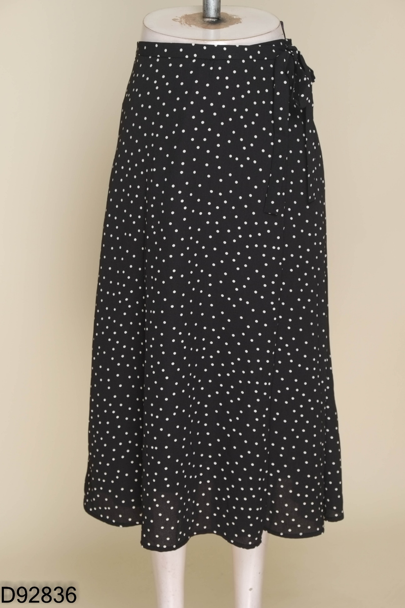 Chân váy GU đen chấm bi