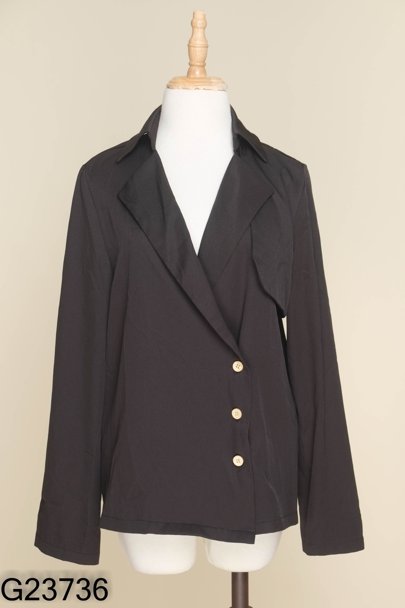 Áo đen cổ vest
