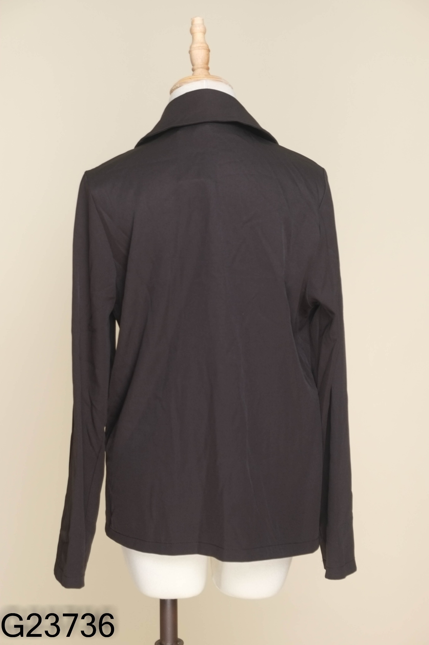 Áo đen cổ vest