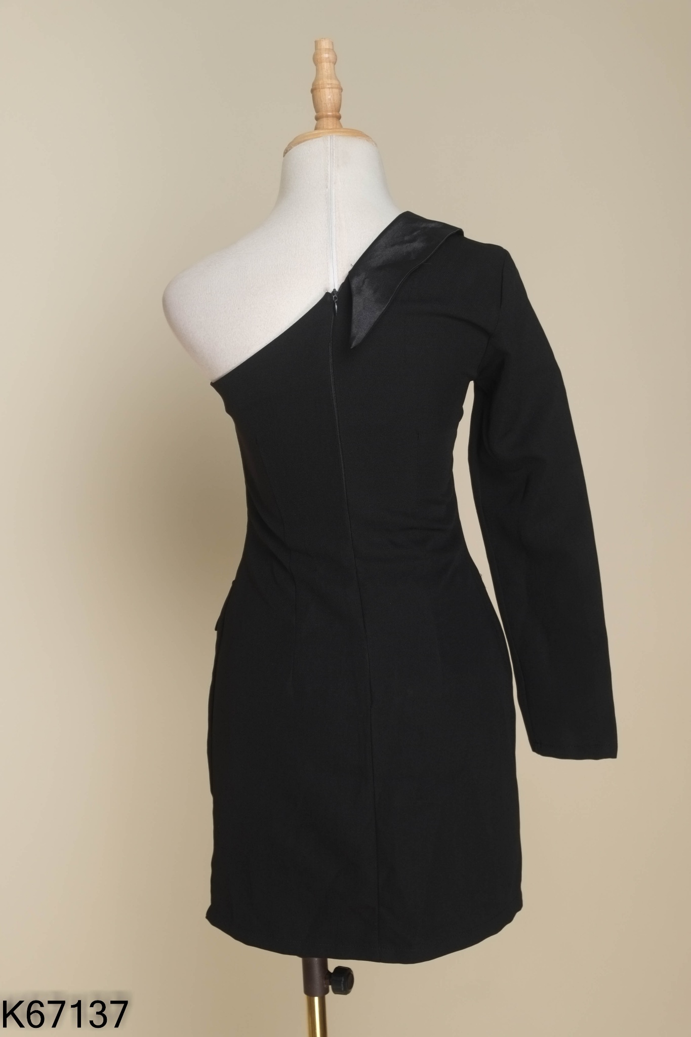 Váy kiểu vest lệch vai