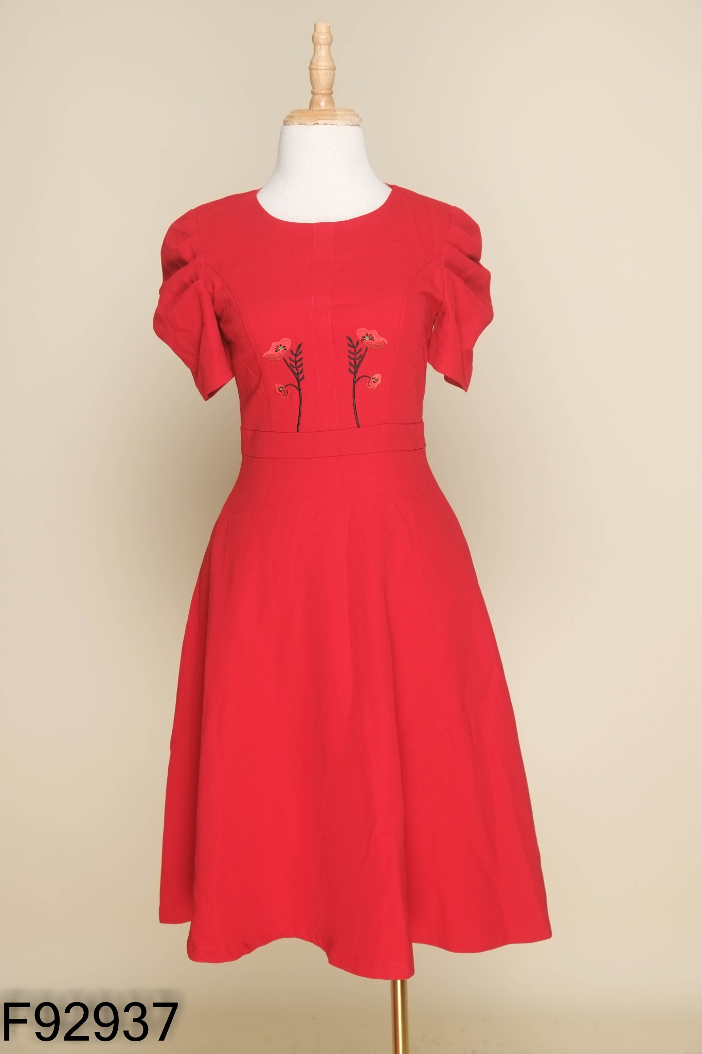 Váy đỏ GUMAC thêu hoa