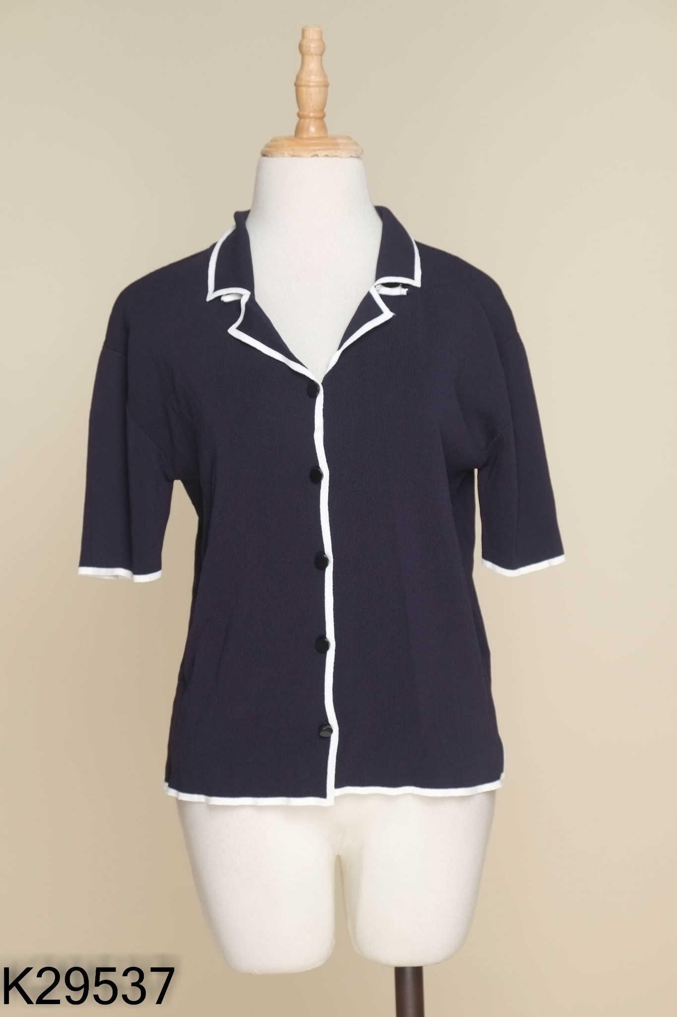 Áo xanh than SPAO viền trắng