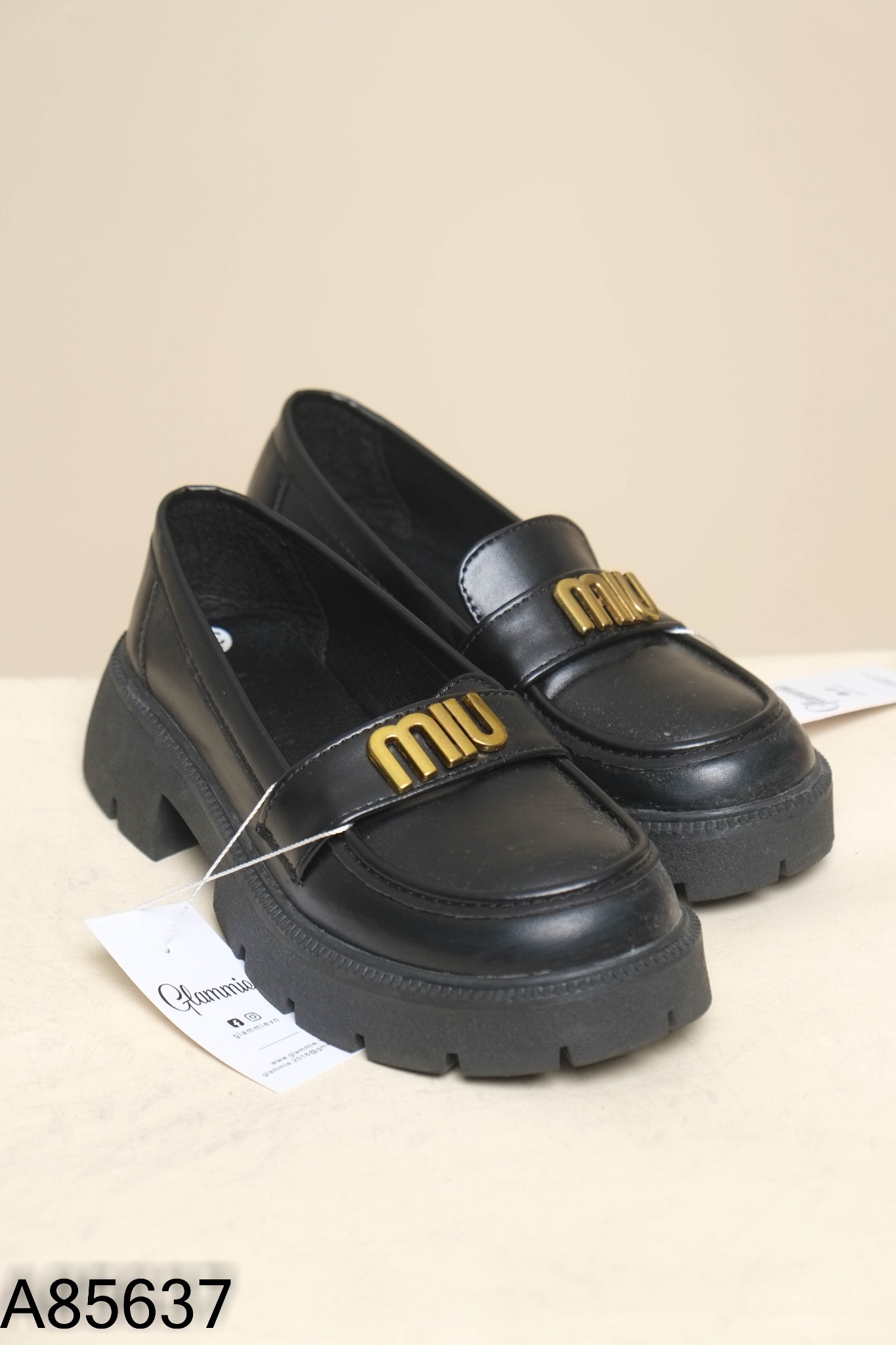 Giày loafer đen phối kim loại