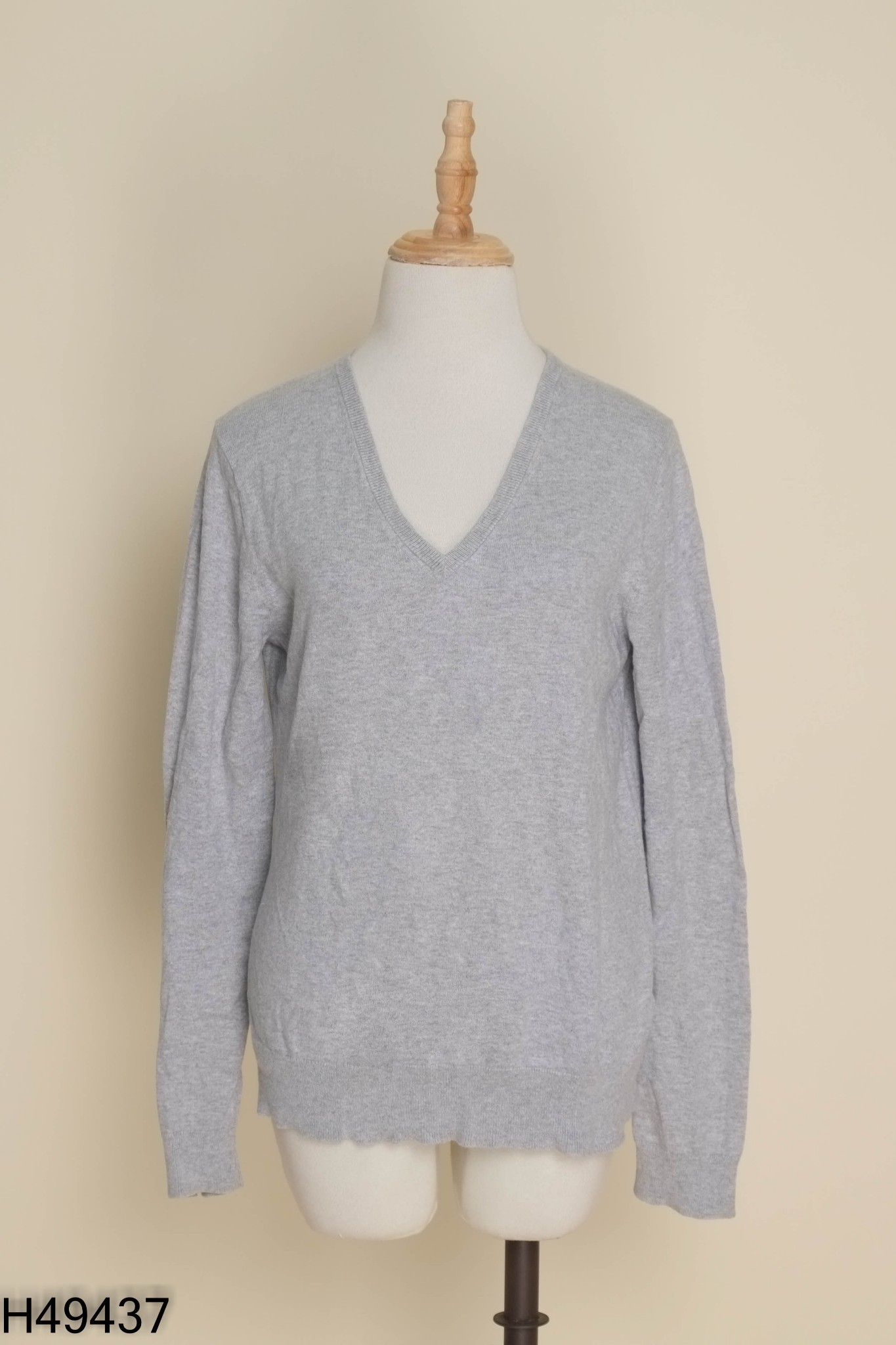 Áo len xám UNIQLO cổ tim