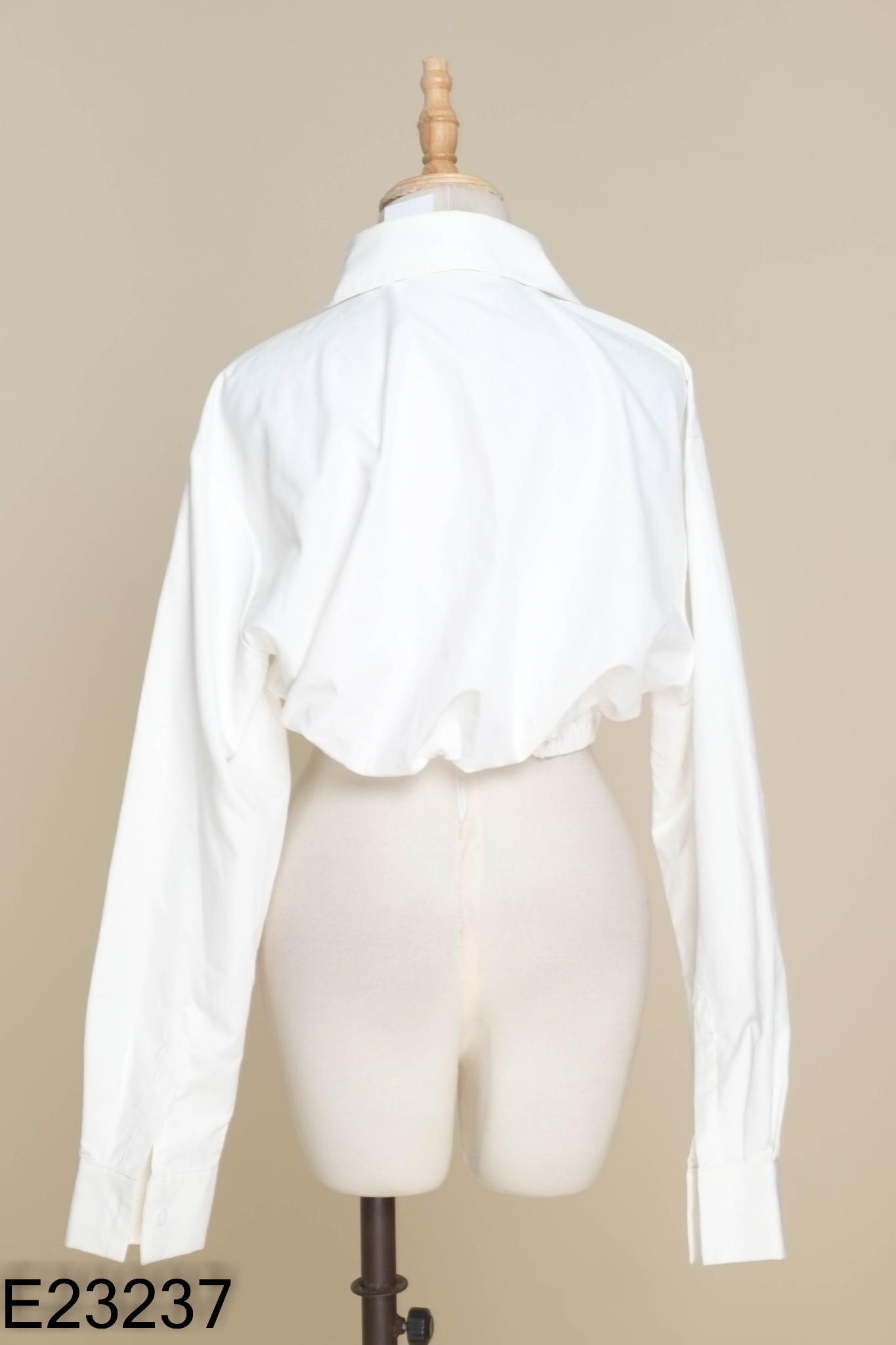 Áo croptop sơ mi trắng dài tay