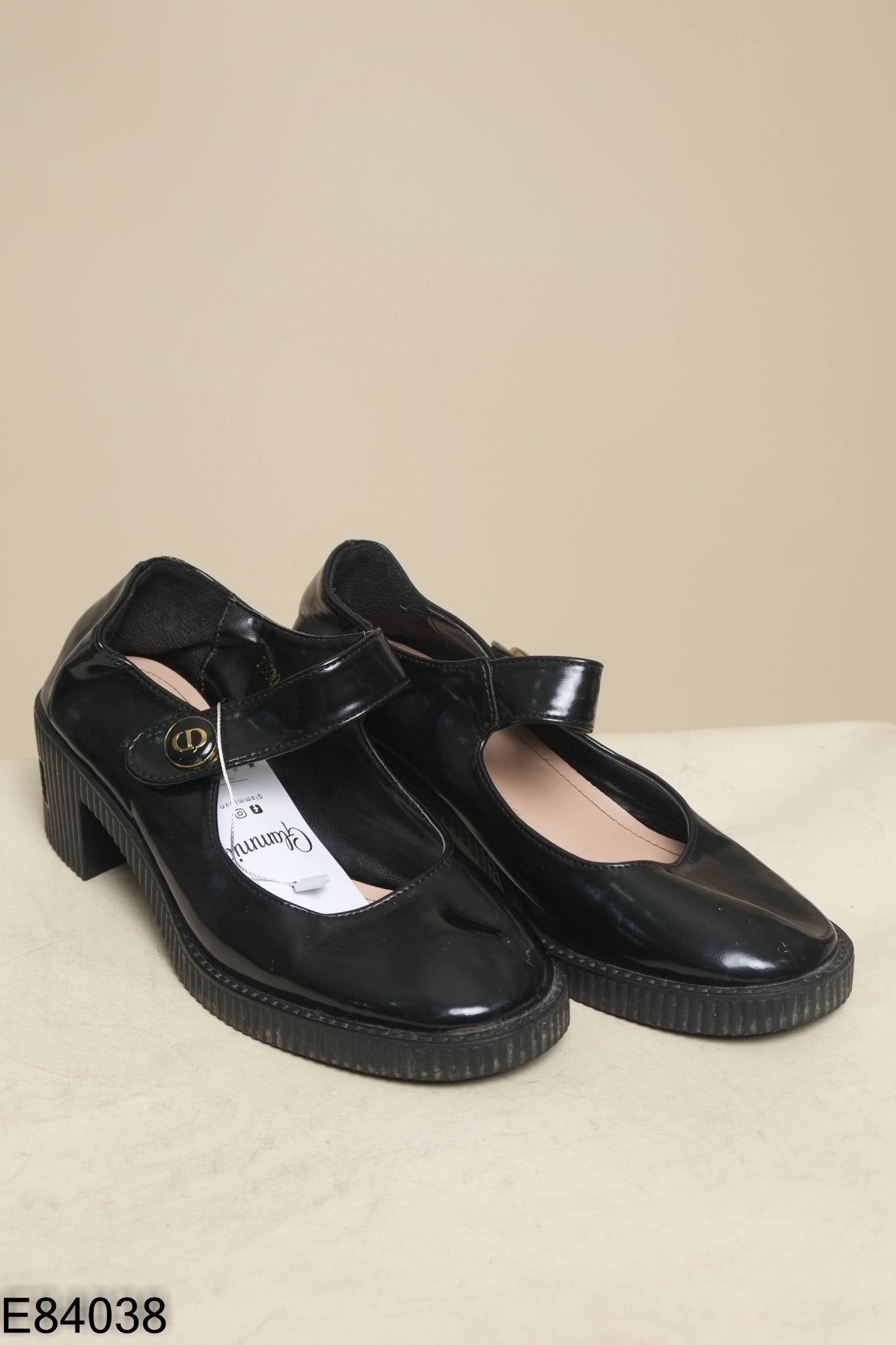 Giày đen bóng phối khóa vàng