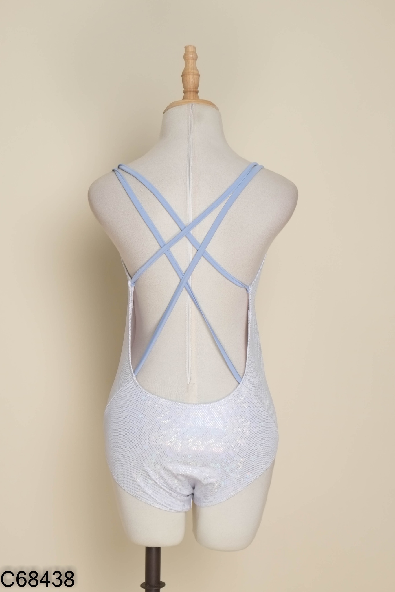 Bikini trắng lấp lánh