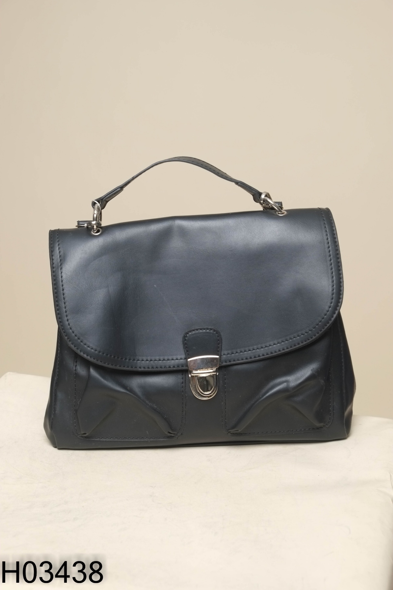 Túi xách đen khoá bạc