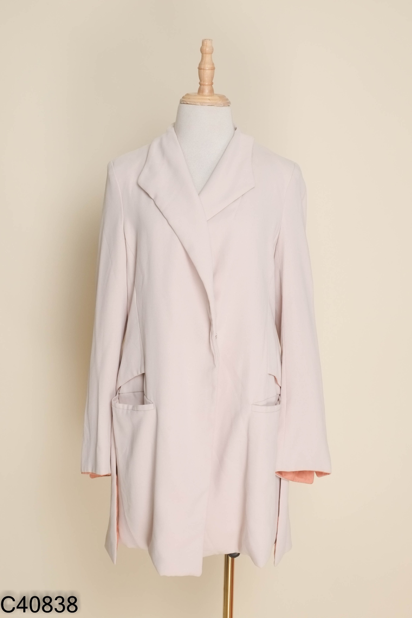 Blazer be trơn cổ điệu