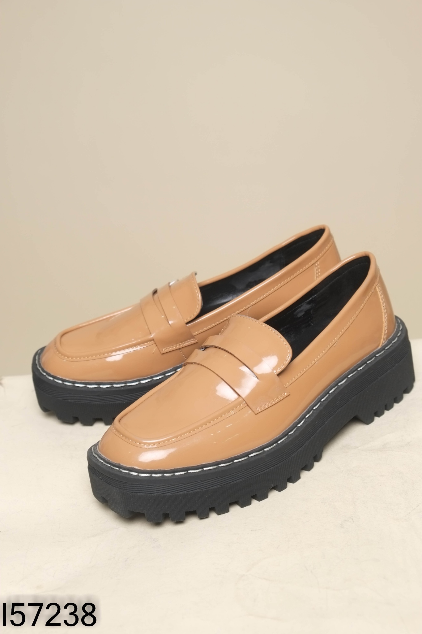 Giày loafer nâu đế đen