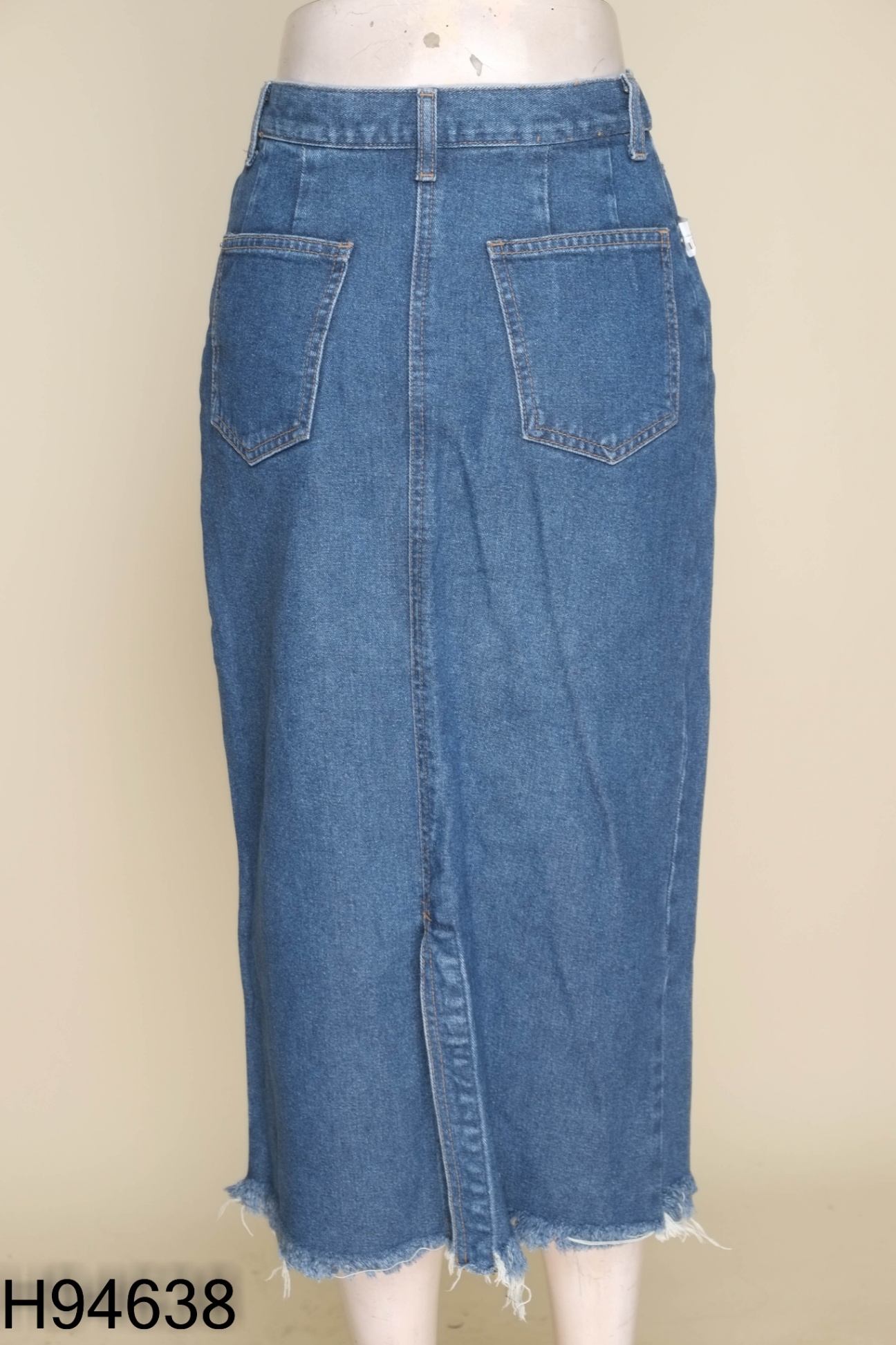 Chân váy jeans xanh cắt gấu