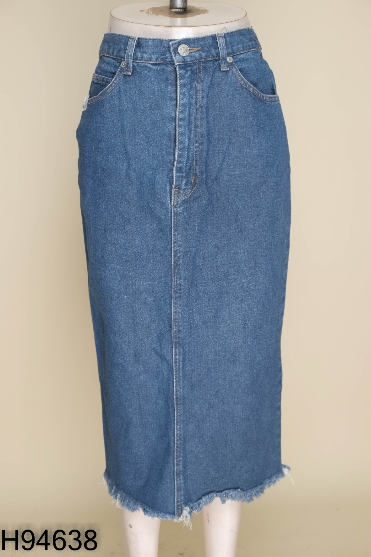 Chân váy jeans xanh cắt gấu