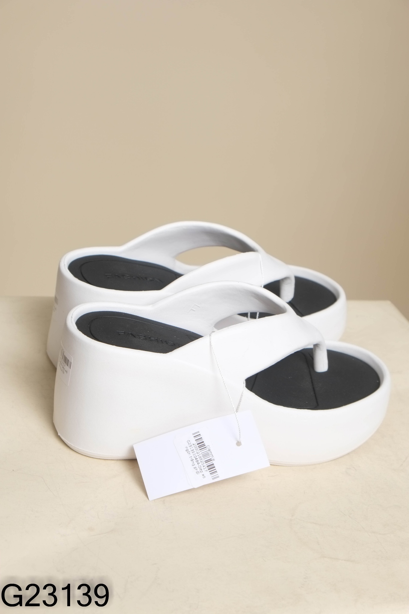 Dép xỏ ngón trắng phối đen