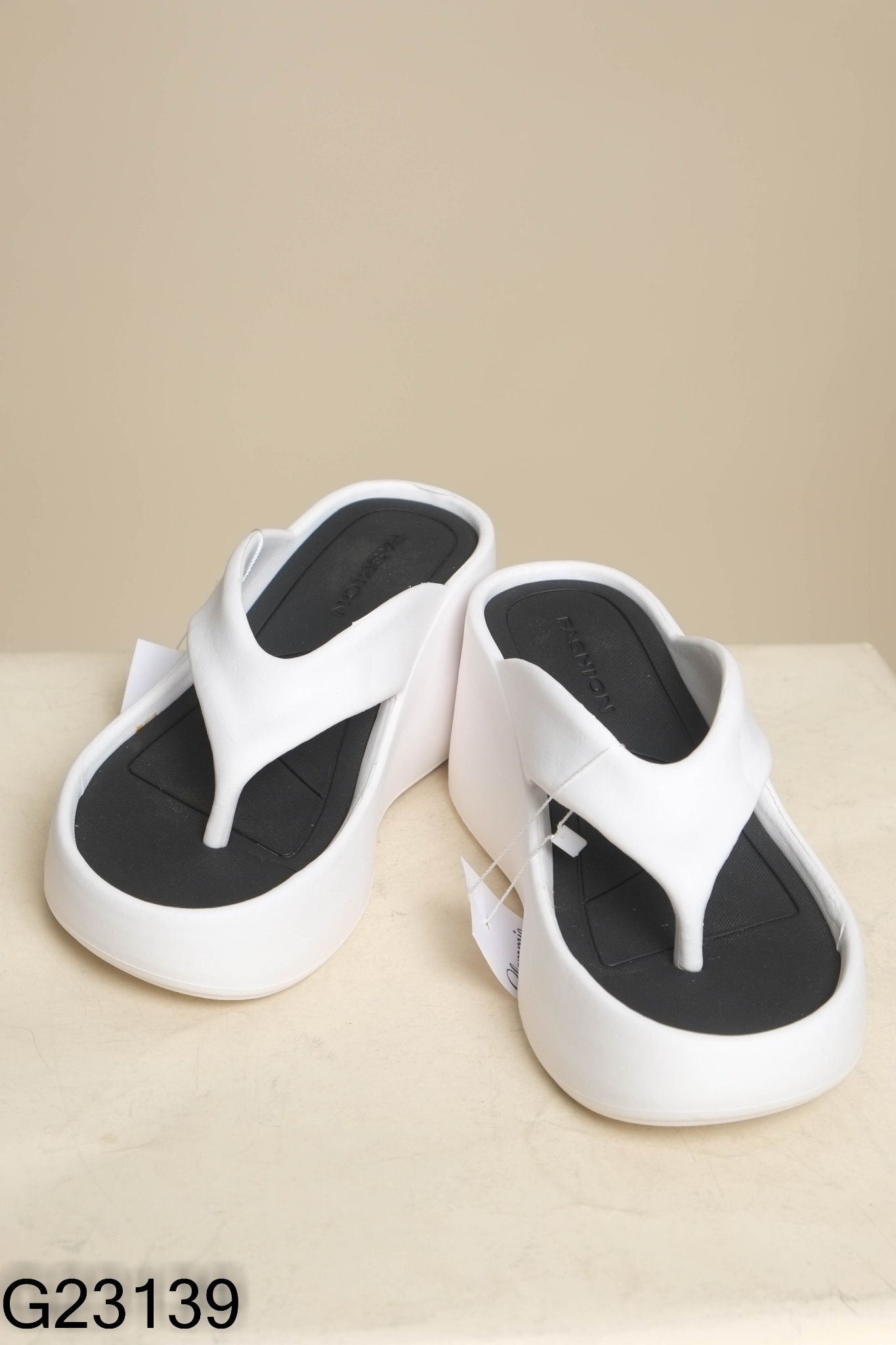 Dép xỏ ngón trắng phối đen