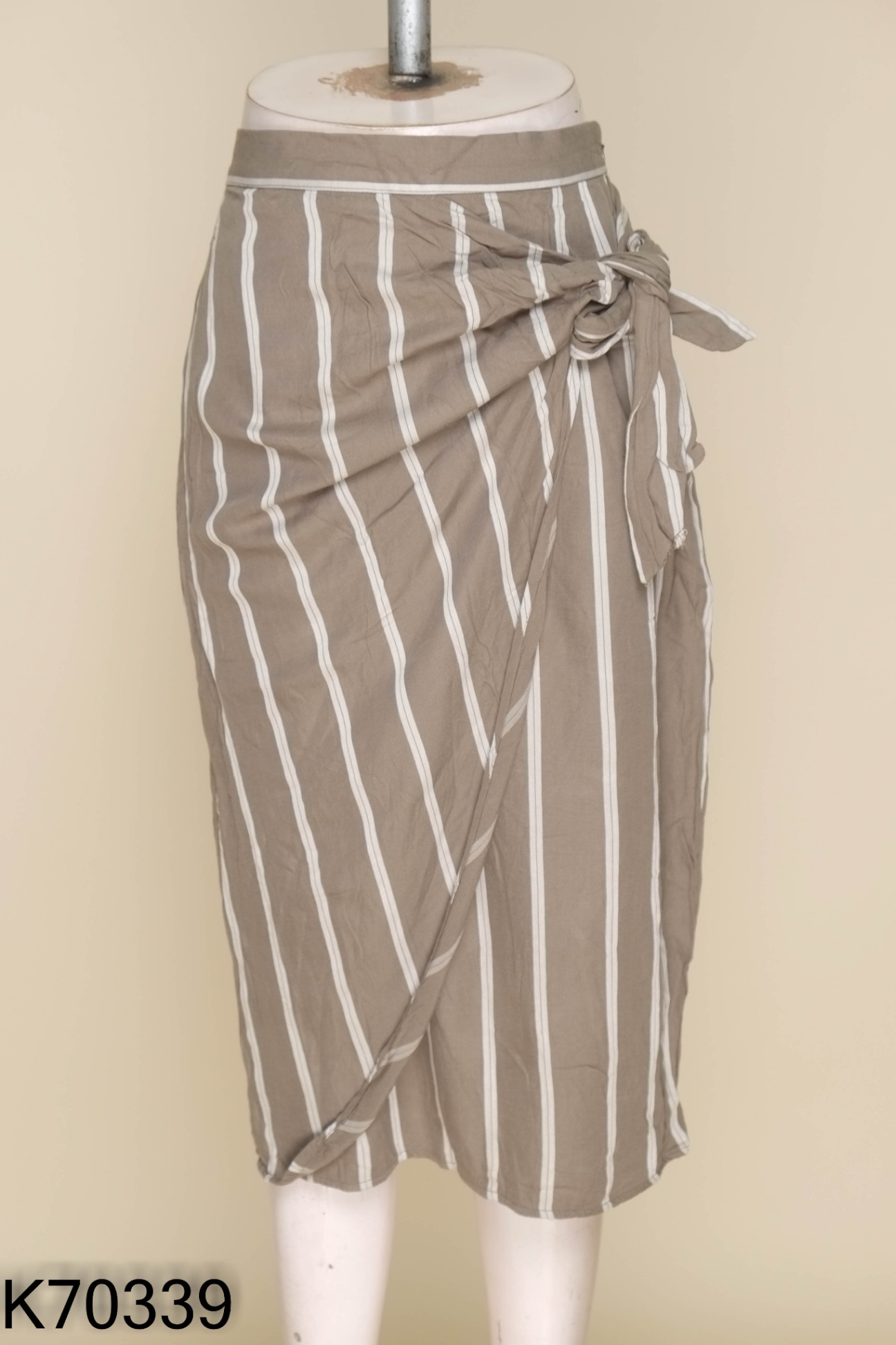 Chân váy HM xanh kẻ trắng