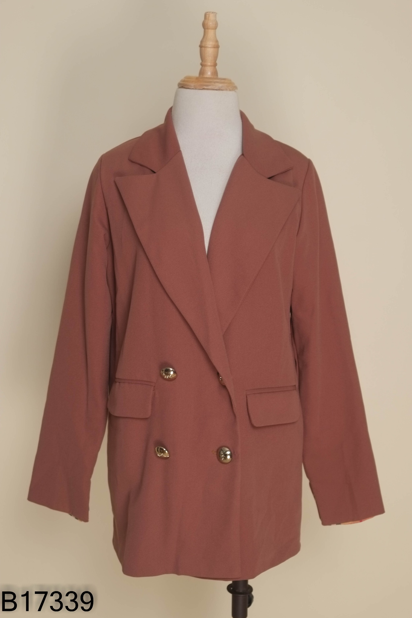 Áo blazer nâu phối cúc vàng