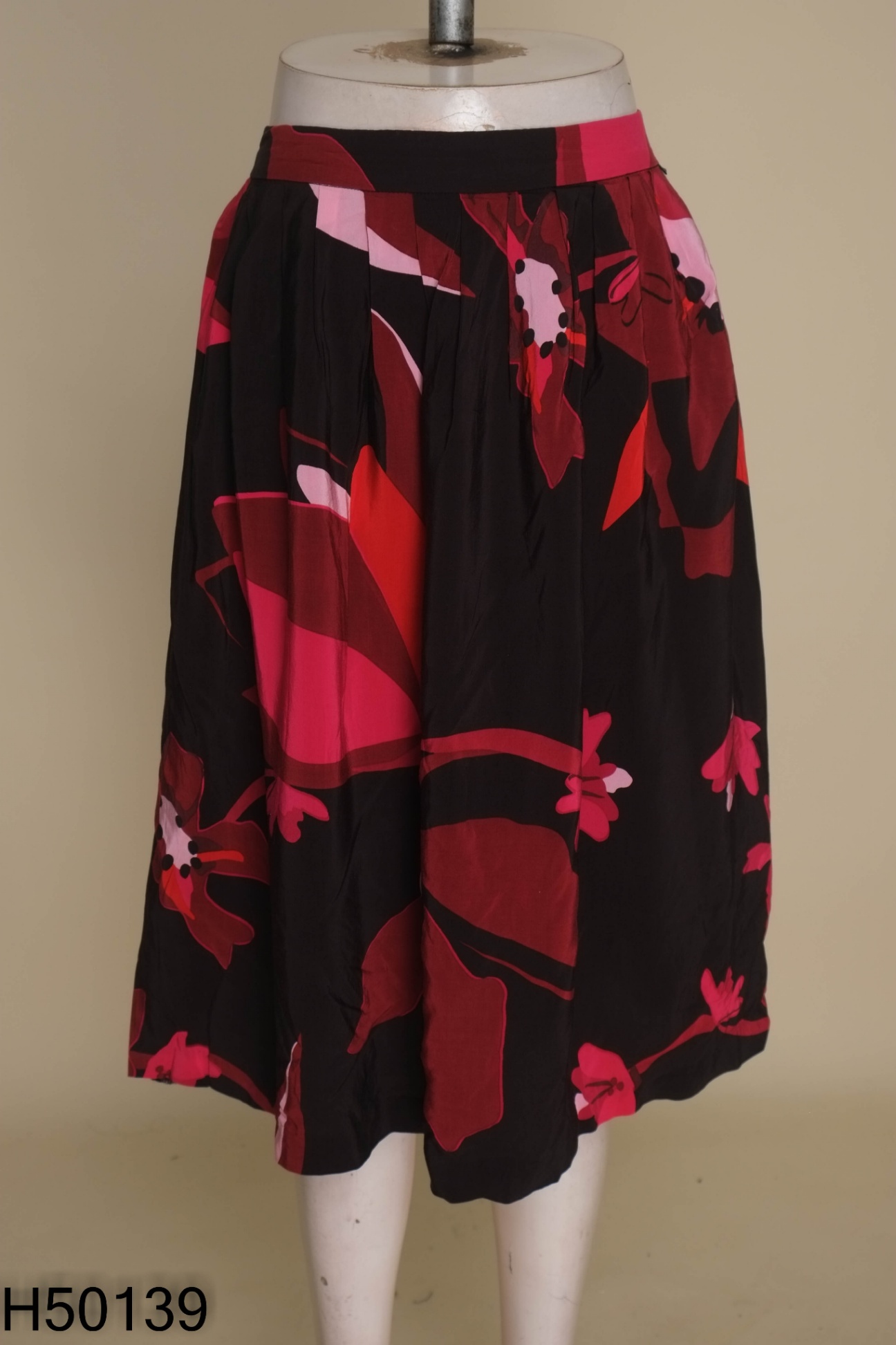 Chân váy NEM hoa đỏ