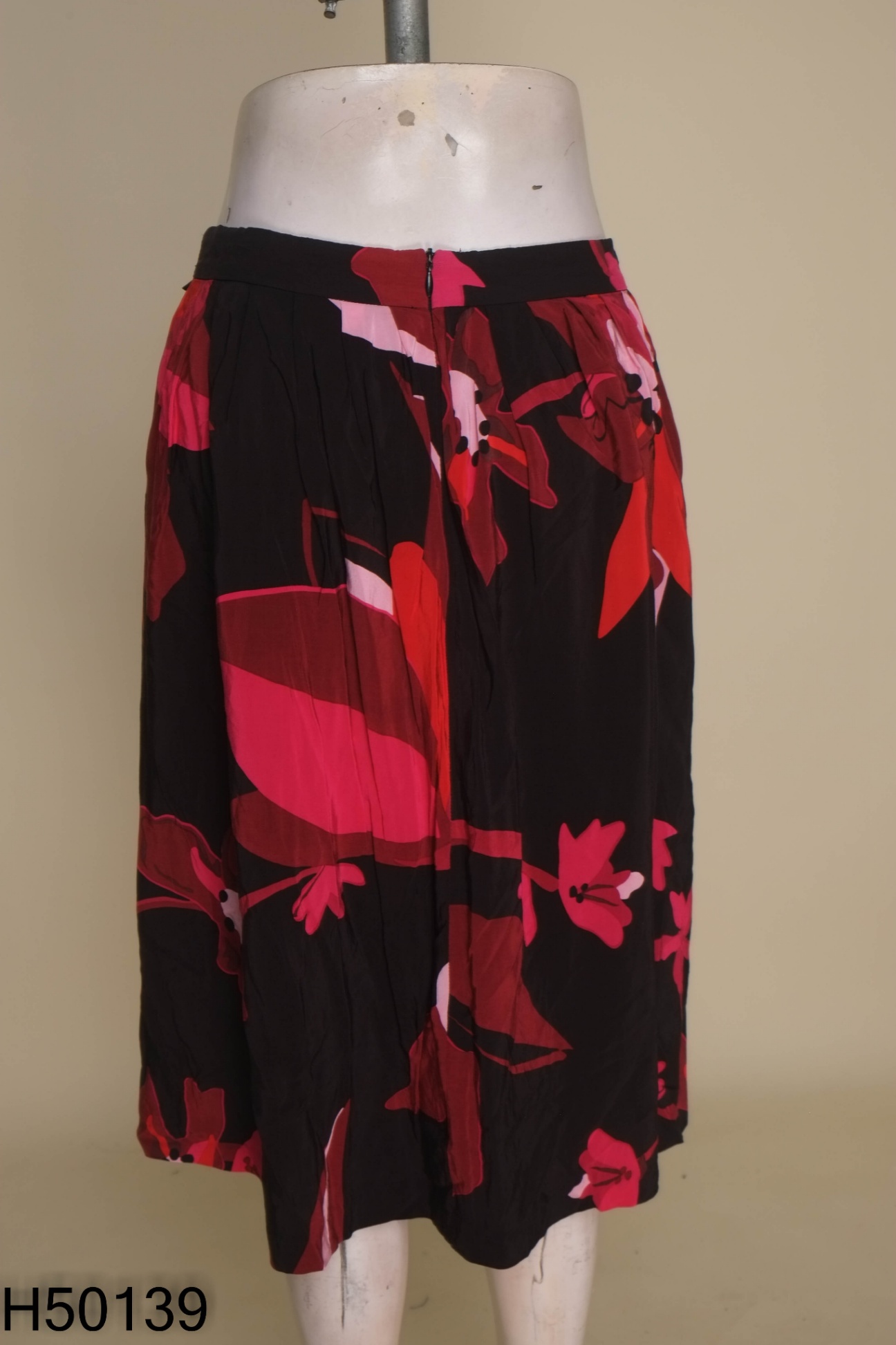 Chân váy NEM hoa đỏ