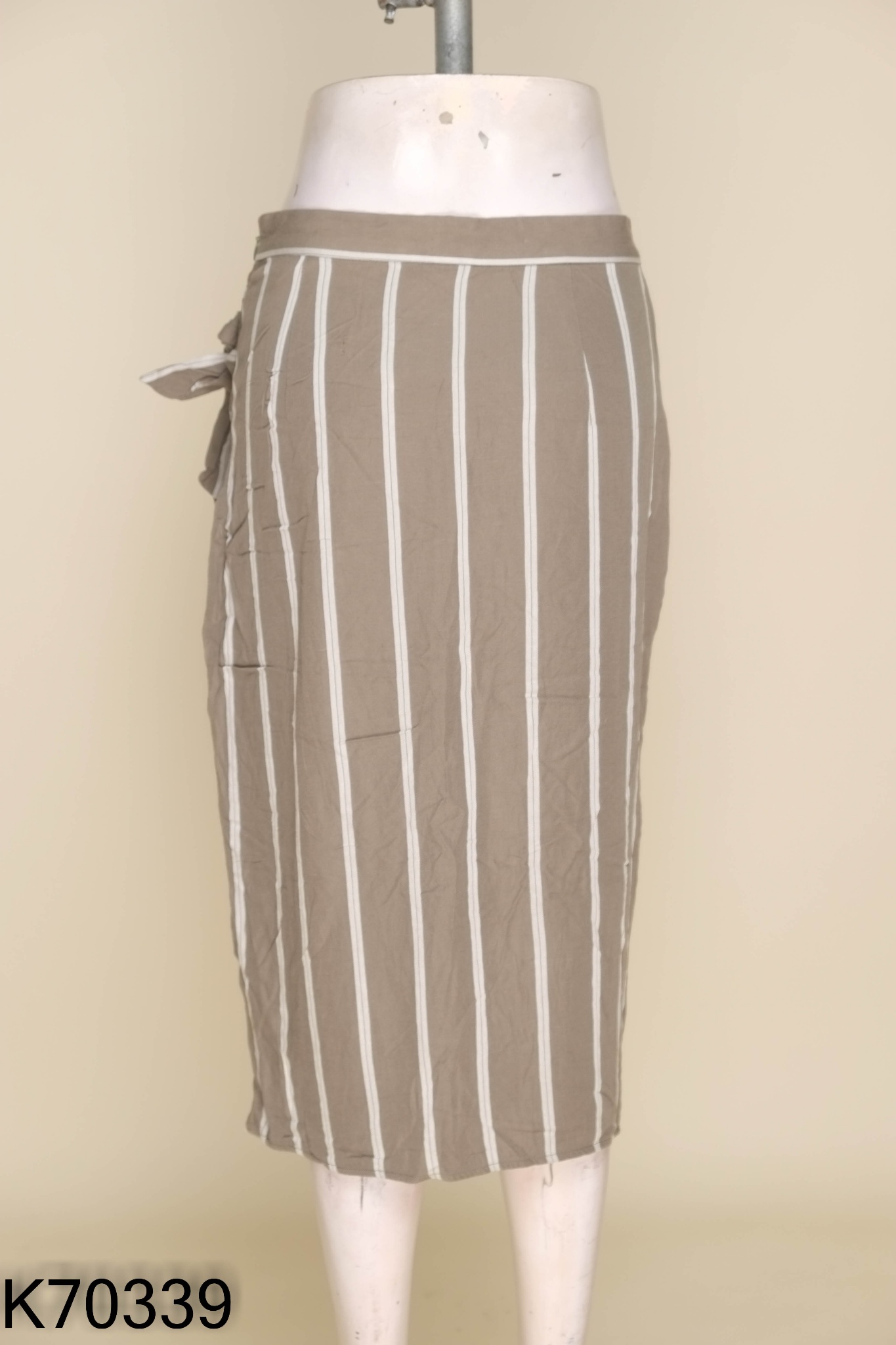 Chân váy HM xanh kẻ trắng