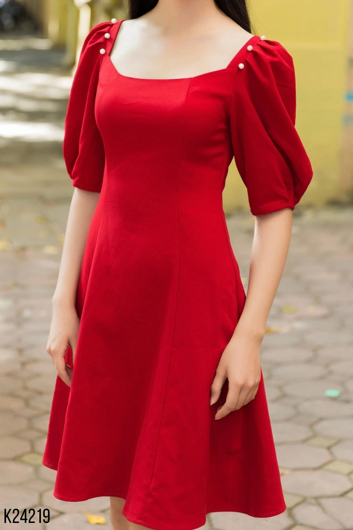 Váy dđỏ cổ vuông cúc ngọc