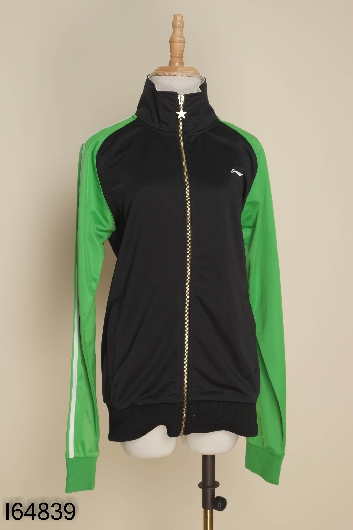 Áo khoác LINING đen phối tay xanh