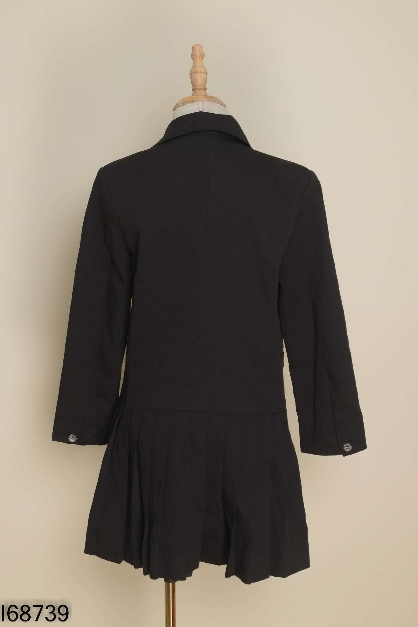 Váy cổ vest đen có đệm vai