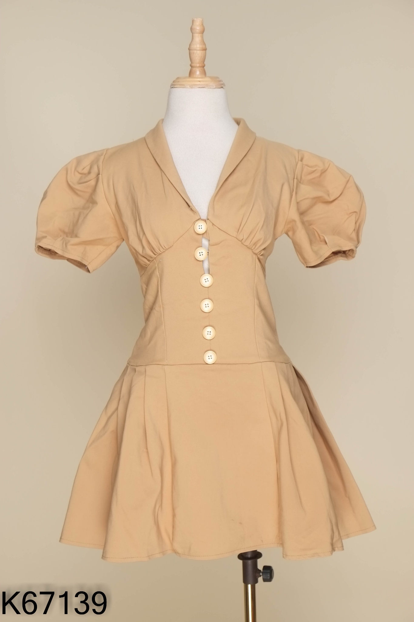 Váy be cổ V phối cúc to