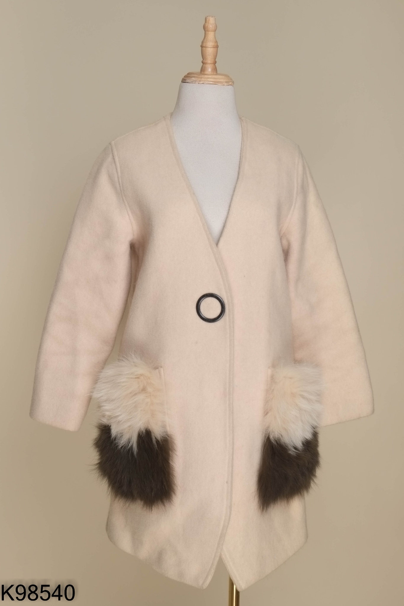 Áo khoác dạ be túi lông