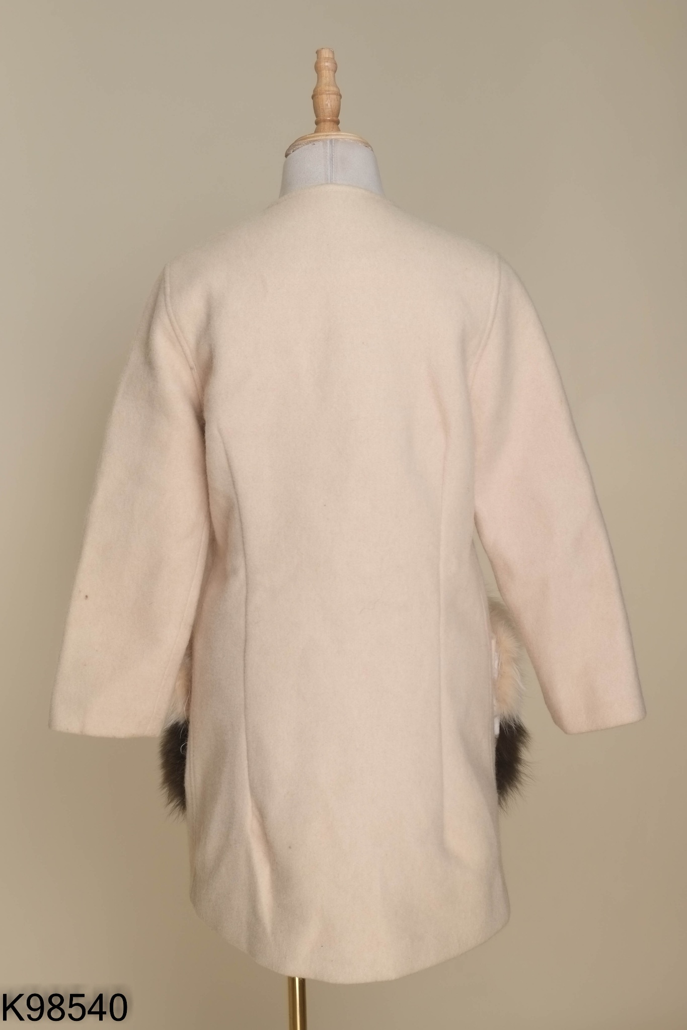 Áo khoác dạ be túi lông