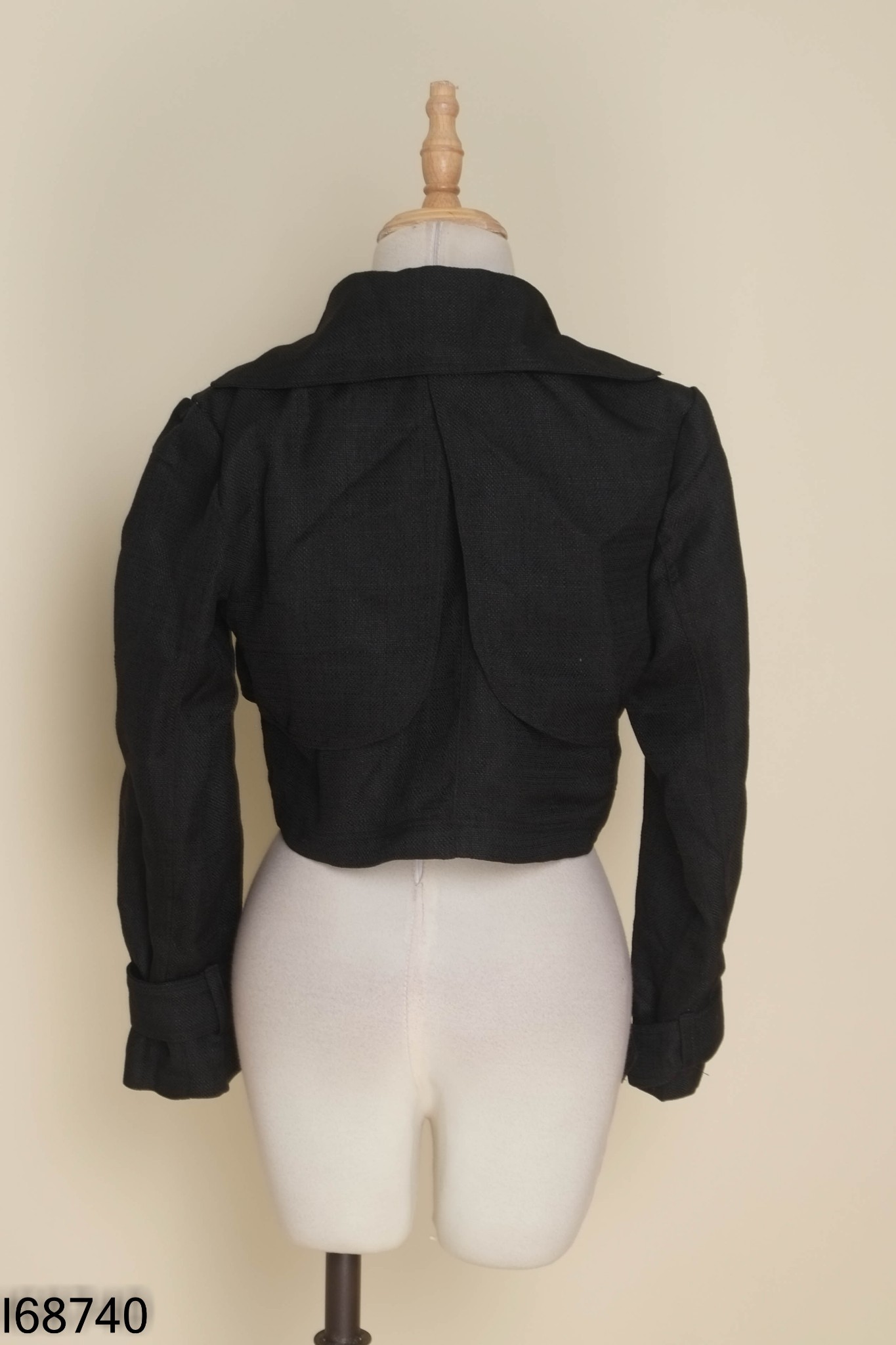 Áo đen cổ vest dáng ngắn