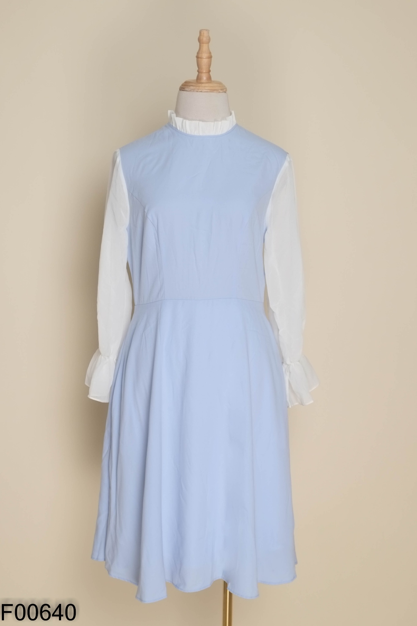 NEWTAG Váy xanh GUMAC phối tay trắng