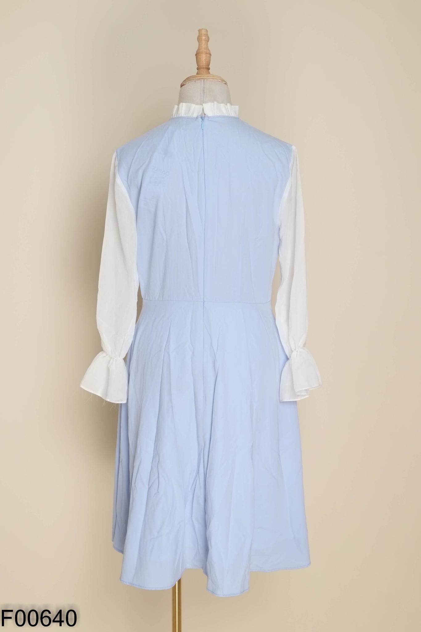 NEWTAG Váy xanh GUMAC phối tay trắng