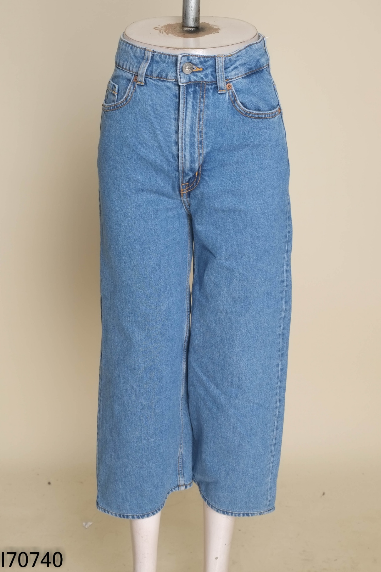 Quần jeans xanh trơn