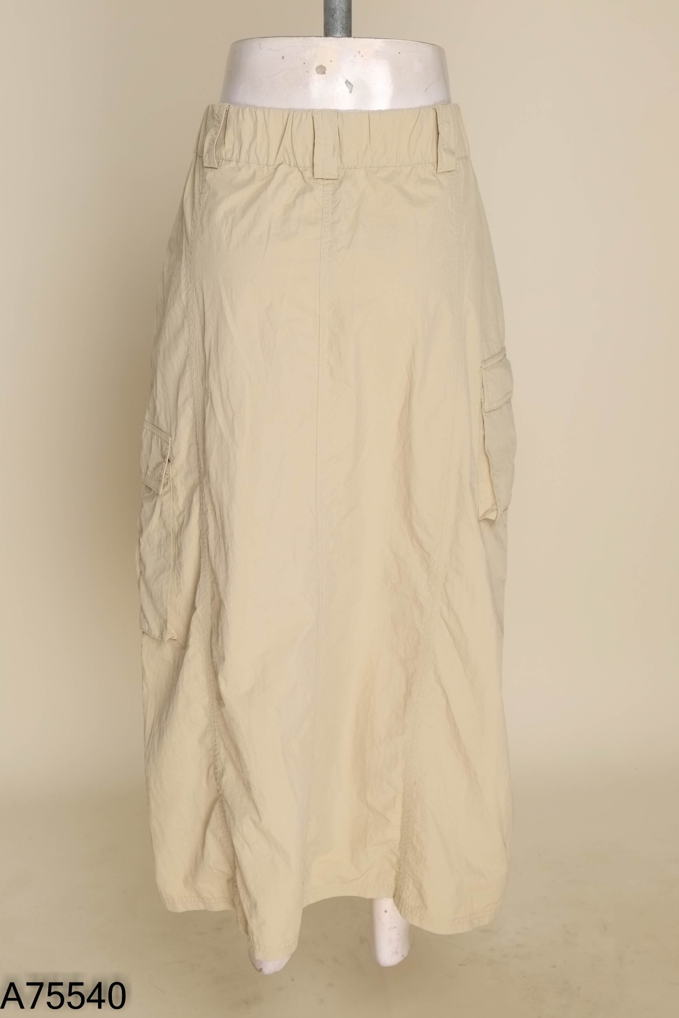 Chân váy dù be túi hộp