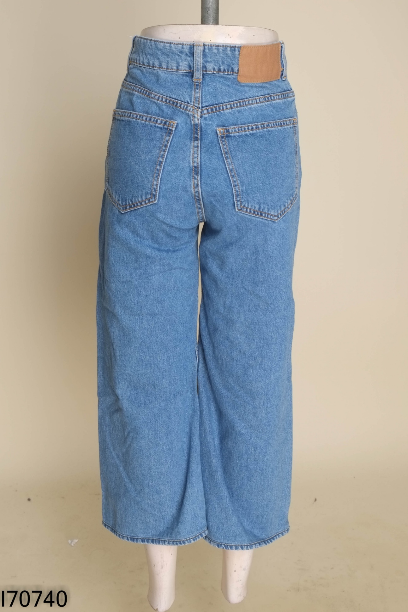 Quần jeans xanh trơn
