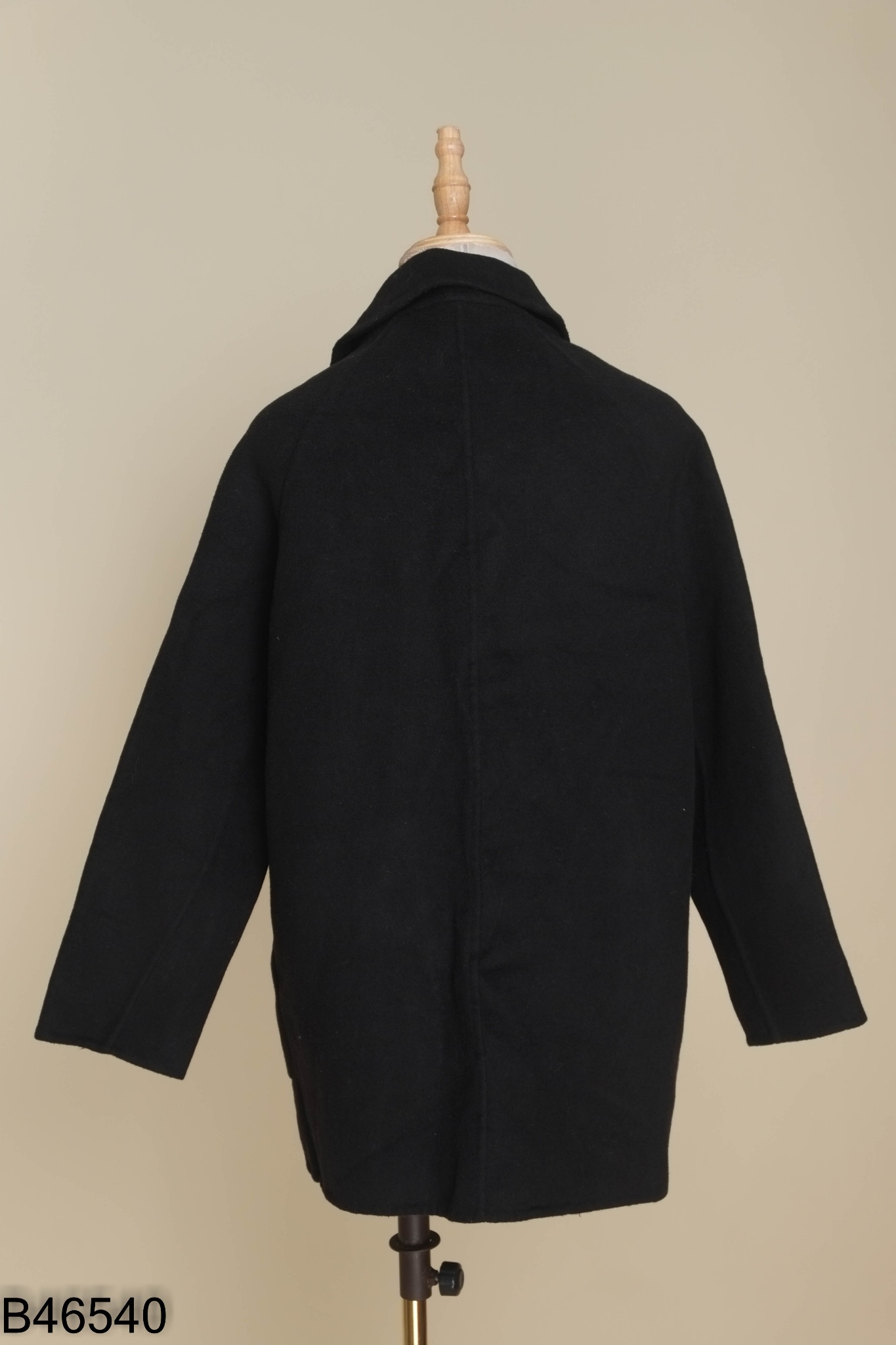 Áo dạ đen phối cúc