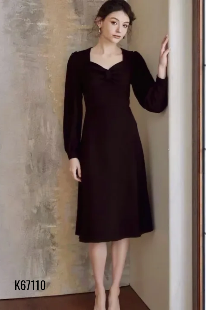 Váy đen dúm ngực