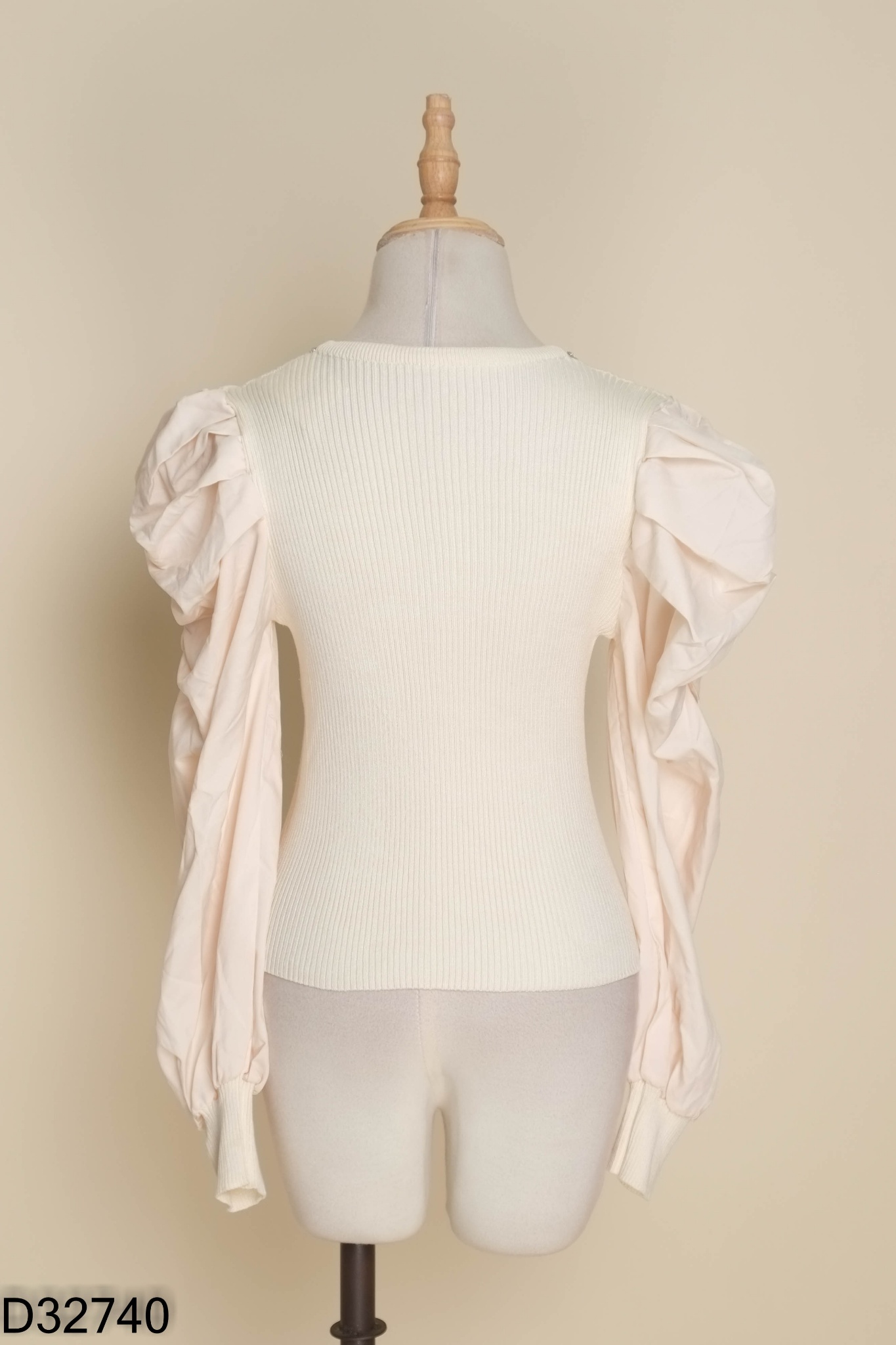 Áo be cổ V đính hạt